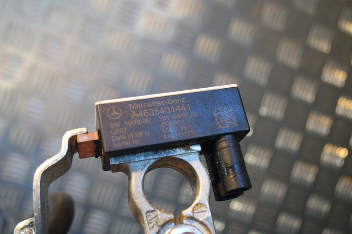 Mercedes-Benz G-class battery lead