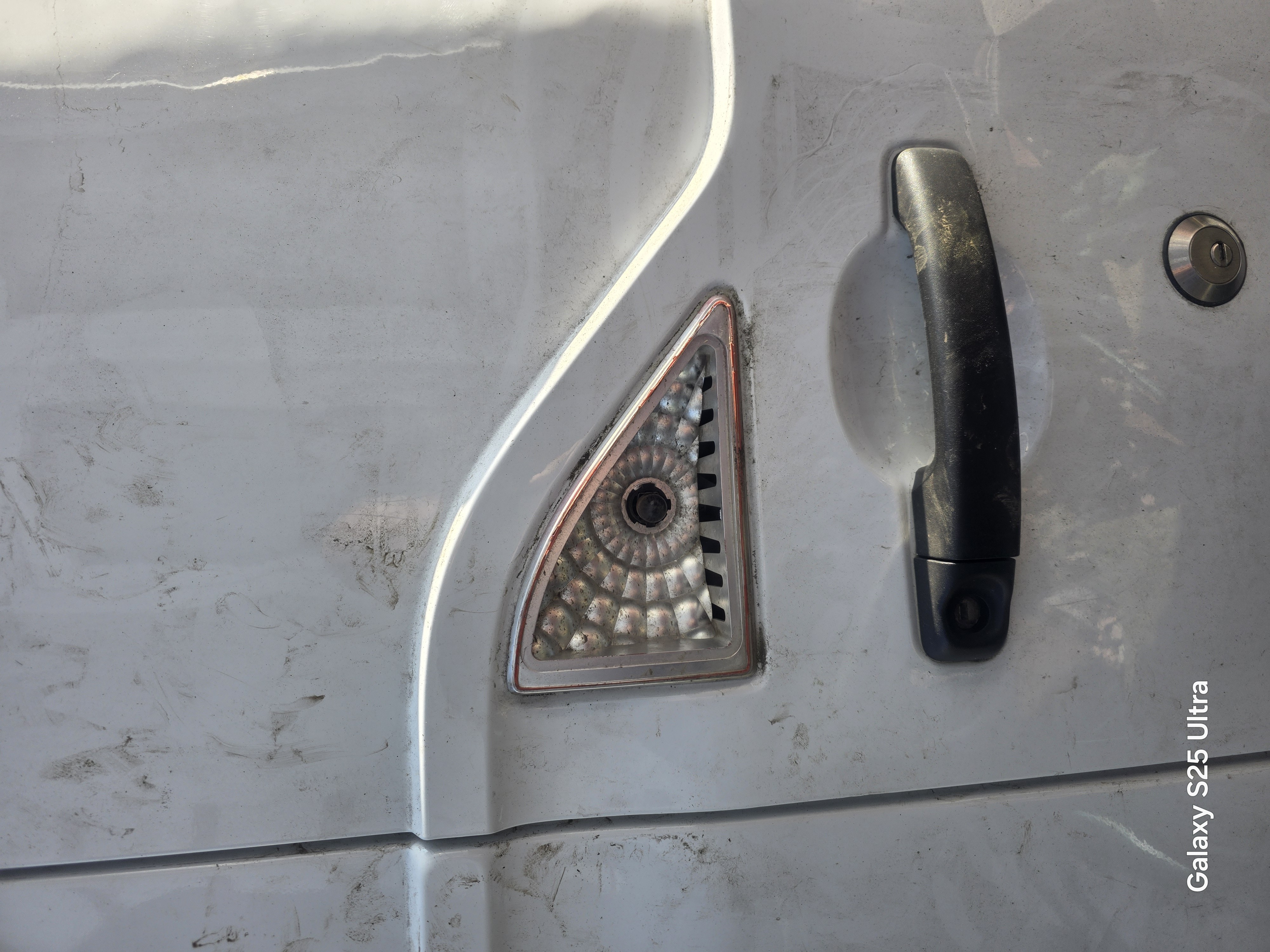 NISSAN NV400 Rear door triangular light