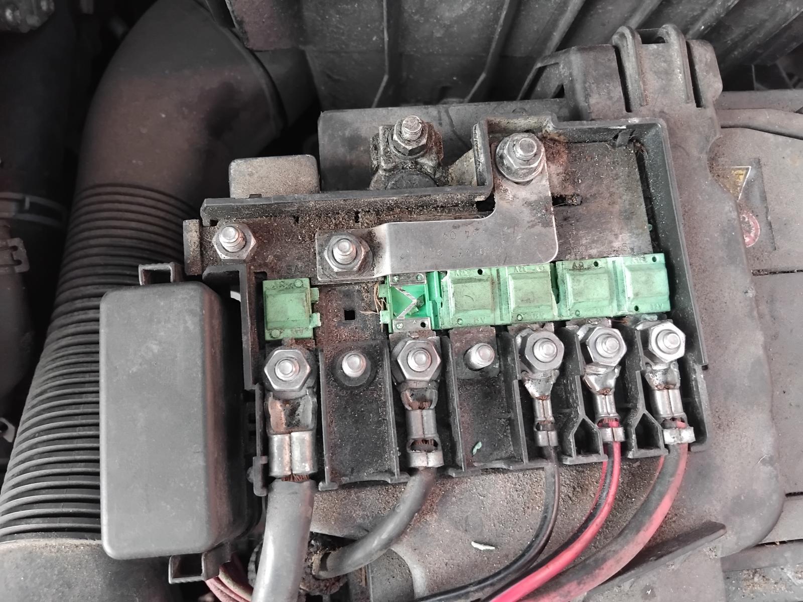 SKODA Roomster Strip fuse on battery