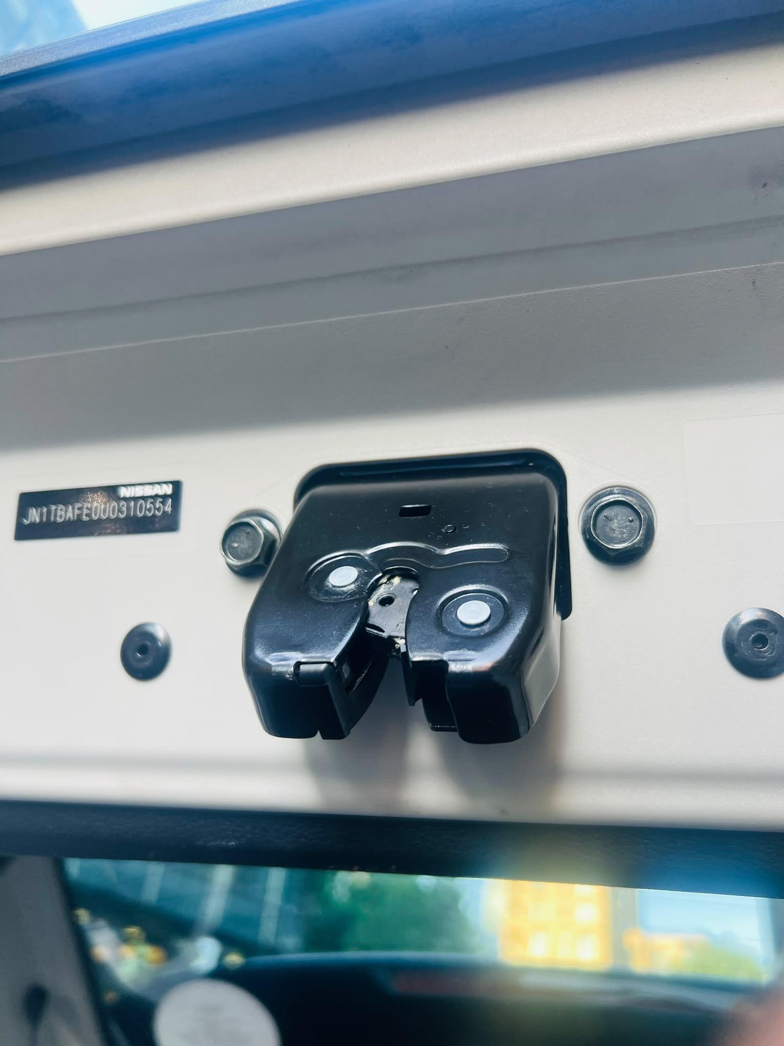 NISSAN Ariya tail gate lock