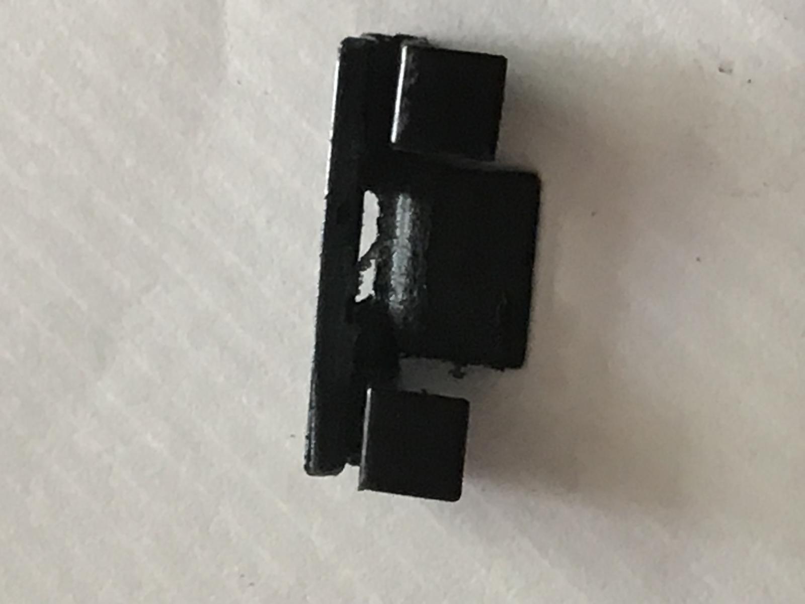 JAGUAR XK8 Spring clips that secure metal trim to windscreen glass