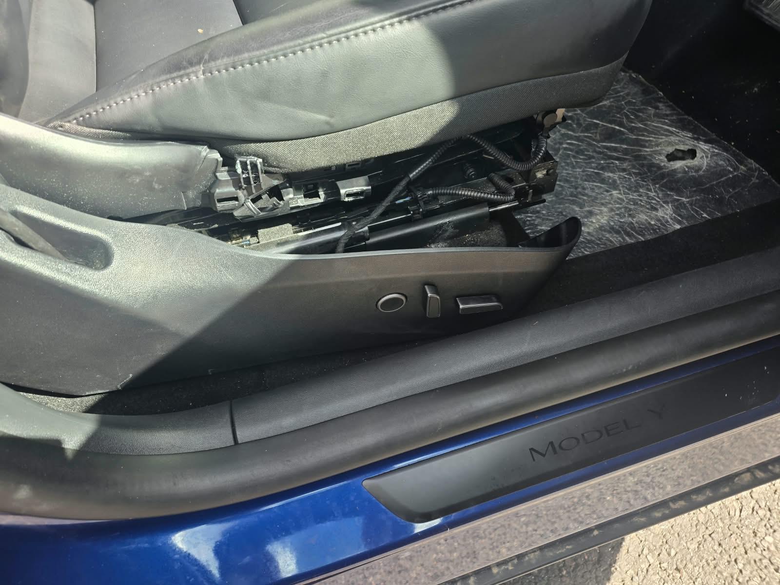 TESLA Model Y 1638333-01-d