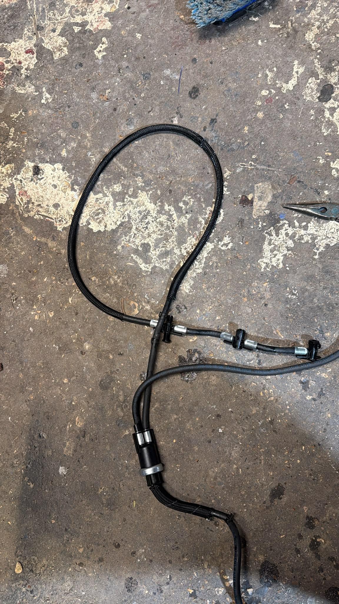 VOLKSWAGEN Touareg Fuel Injector return pipe