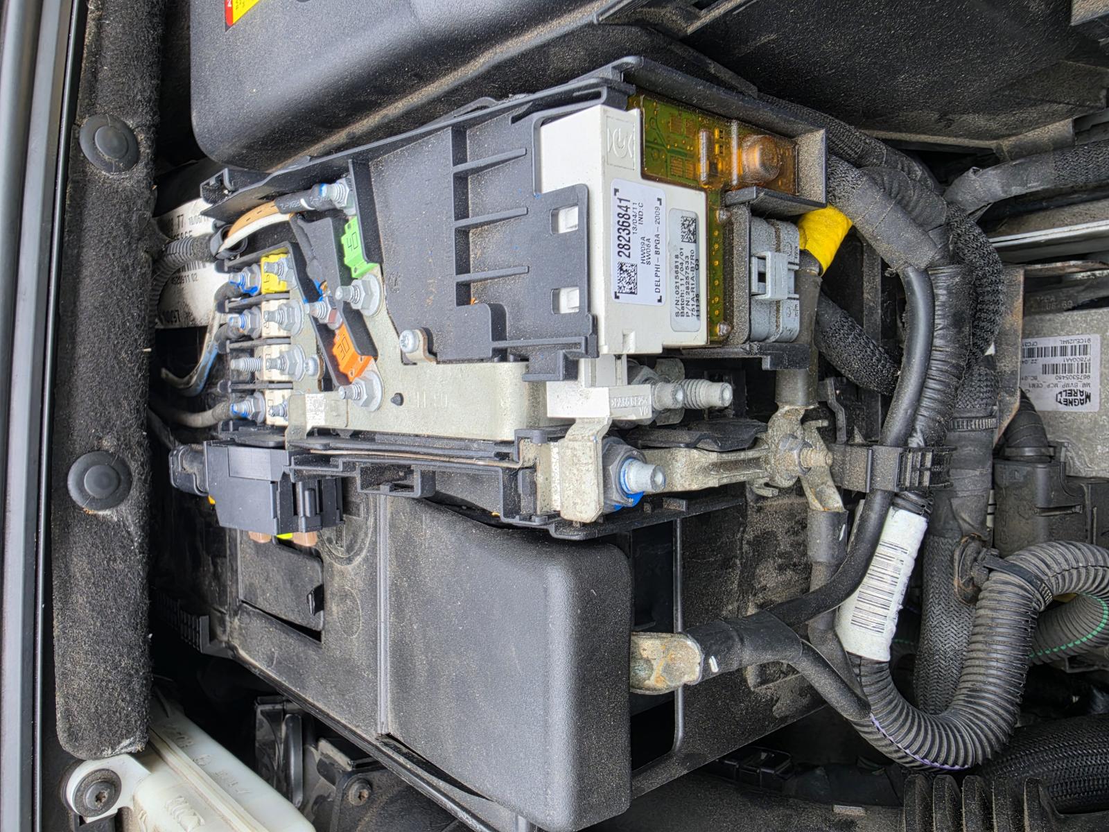 PEUGEOT 308 Peugeot 308 battery fuse box top cover 2011