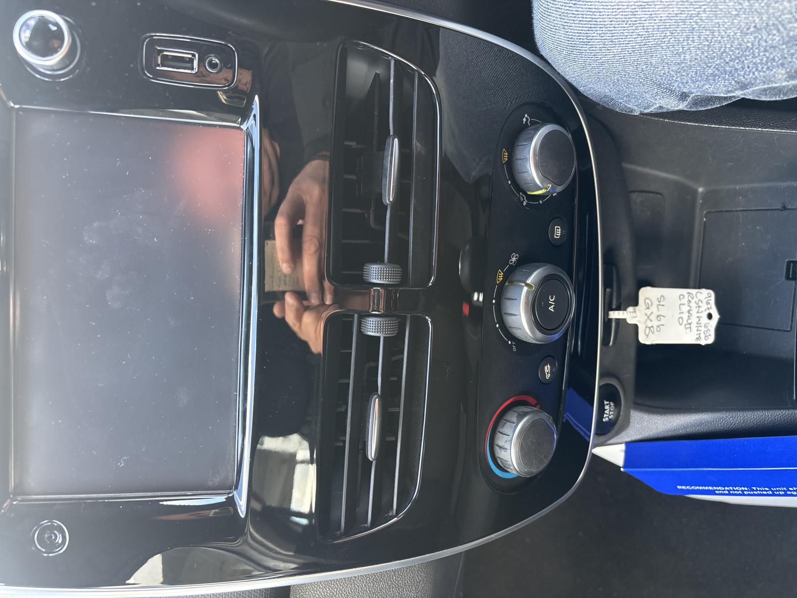 RENAULT Clio Centre console air vents