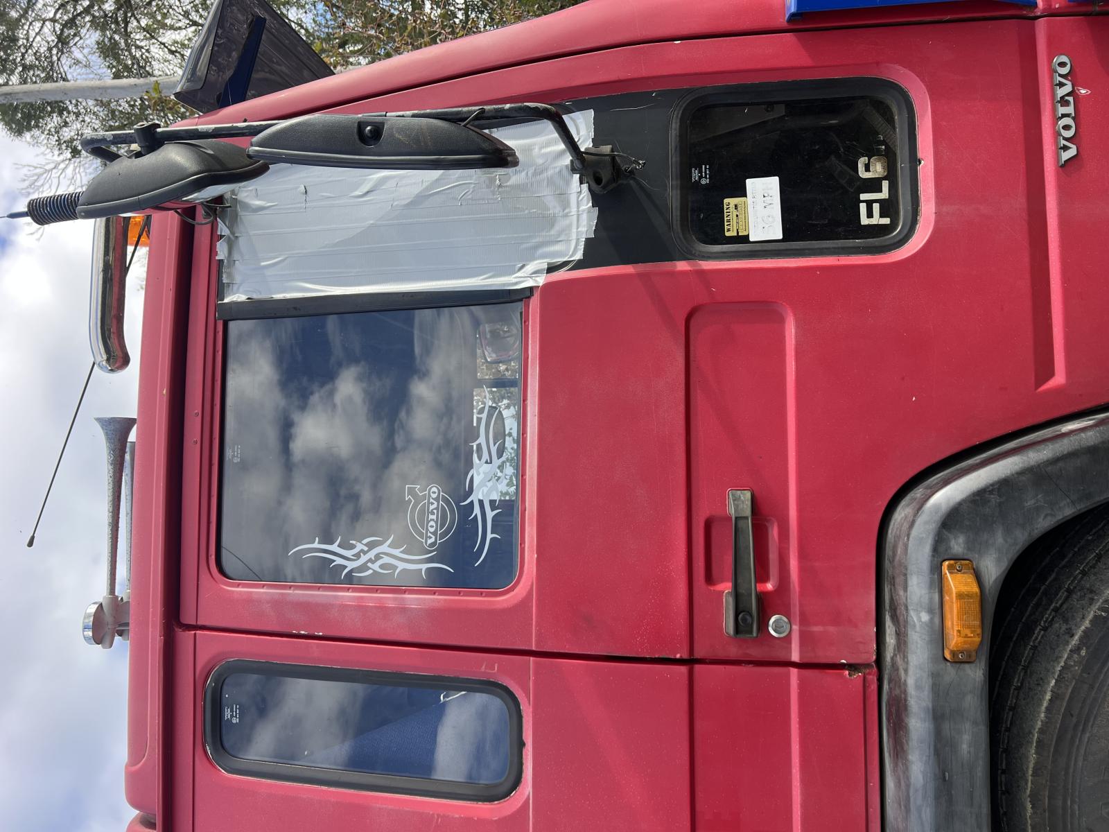 VOLVO FL6 right front upper vent glass