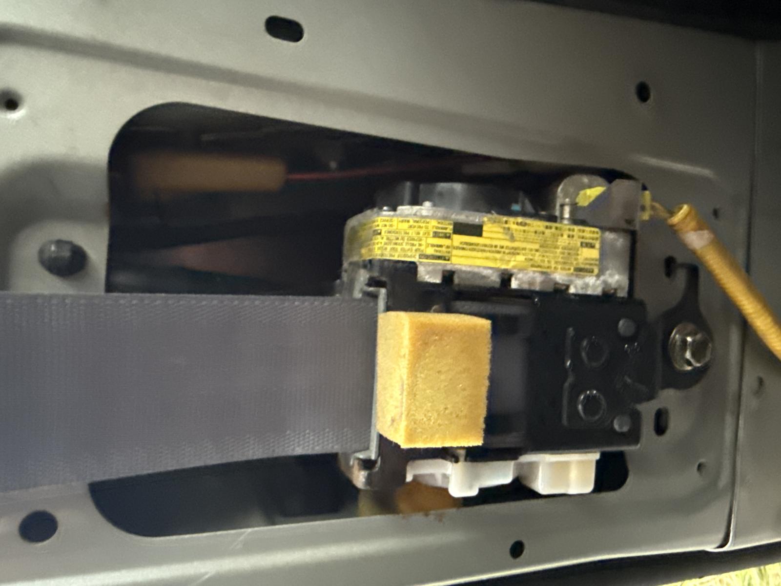 TOYOTA Hi-Ace SEAT BELT PRETENSIONER
