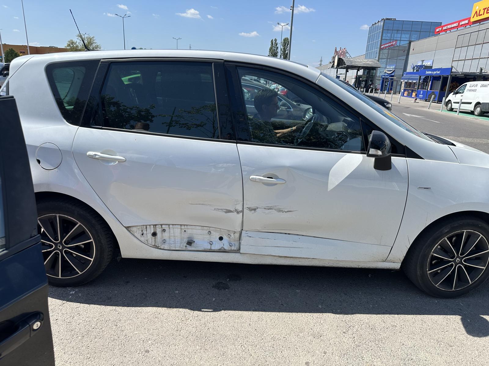 Renault Scenic DOOR  - OSF Front Right
